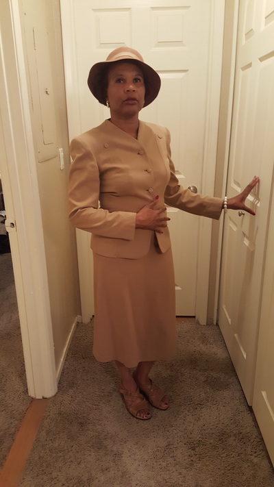 Picture of a lady in 1940s dress